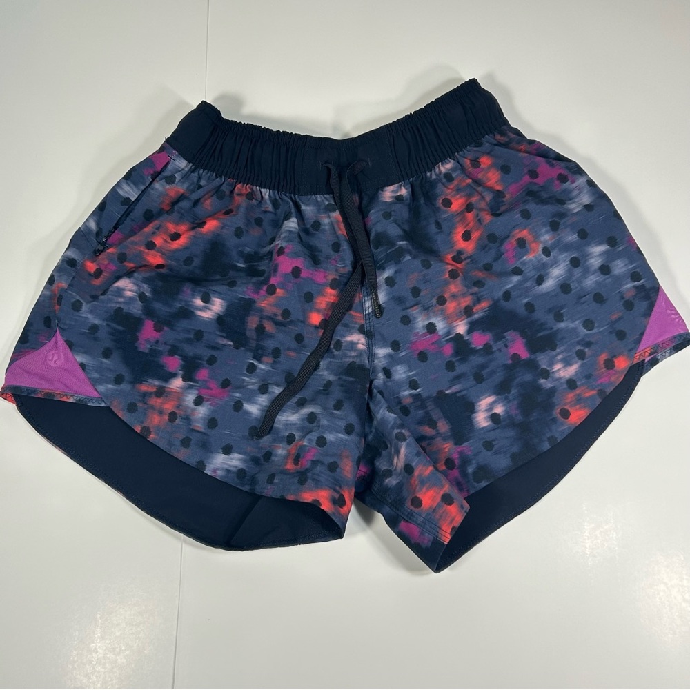 Lululemon Women’s Jogging Hot Shorts Size 4; 4.5” inseam, Zip pocket, Draw cord